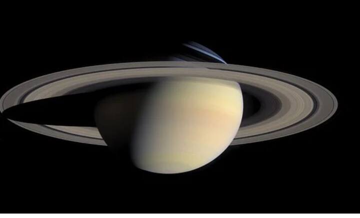 সৌরজগতের দ্বিতীয় বৃহত্তম গ্রহ। চারিপাশ থেকে ঘিরে রয়েছে বলয়। তার জন্যই আলাদা পরিচিতি রয়েছে শনির। বিজ্ঞানের বইয়ে প্রথমে তার সাদাকালো রূপই ফুটে উঠেছিল। সময়ের সঙ্গে সঙ্গে গাচে রংয়ের আঁচড় পড়েছে।