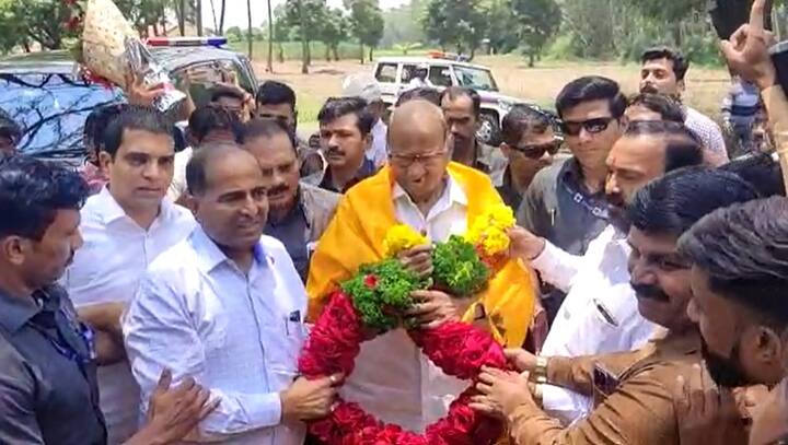 शरद पवार चार दिवसांच्या घडामोडीनंतर शरद पवार बारामतीत दाखल झाले. यावेळी त्याचं कार्यकर्त्यांनी स्वागत केलं.