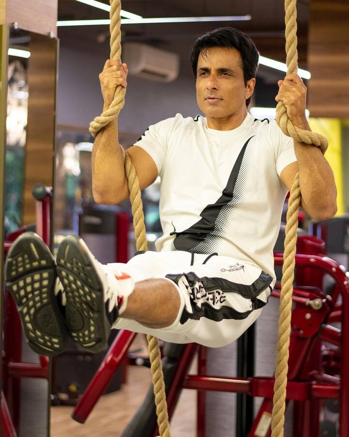सोनू फिटनेस फ्रीक हैं. यही वजह है कि उनके घर में एक जिम भी बना हुआ है. जहां वो कई घंटों वर्कआउट करते हैं.