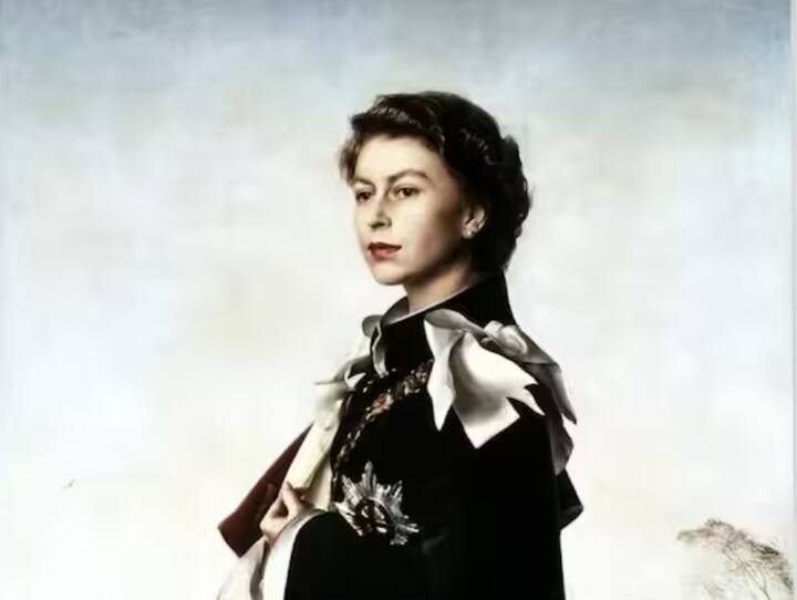 एलिझाबेथ अलेक्झांड्रा मेरी विंडसर ही तिचे वडील किंग जॉर्ज VI यांच्या आकस्मिक निधनानंतर फेब्रुवारी 1952 मध्ये राणी एलिझाबेथ बनली.