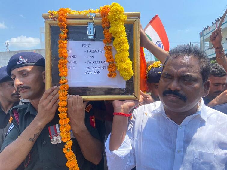 Rajanna Siricilla News Army Jawan Anil Dead Body Reached His Hometown And Funerals Conducted i Military Formalities Rajanna Siricilla News: స్వగ్రామానికి ఆర్మీ జవాన్ అనిల్ భౌతికకాయం, సైనిక లాంఛనాల మధ్య అంత్యక్రియలు పూర్తి