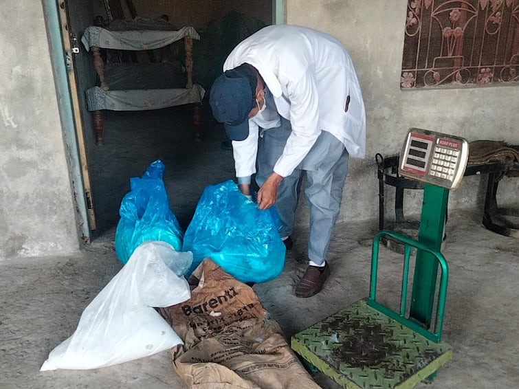 Cyberabad SoT Police arrests Food adulteration group in katedan of rangareddy district Food Adulteration: కుళ్లిన అల్లం వెల్లుల్లి పేస్టు, మురుగు పక్కనే కూల్‌డ్రింక్స్ తయారీ - భారీగా ఆహార కల్తీ గుర్తింపు!