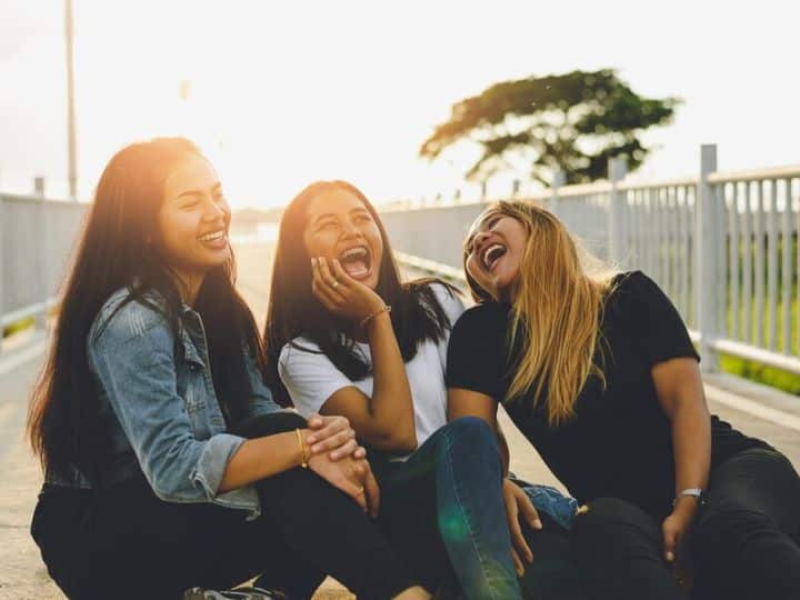 Laughing Benefits laughter is very important to stay healthy body gets these 6 benefits Laughing Benefits: स्किन में ग्लो से लेकर अच्छी नींद तक... आपकी हंसी करती है दवा का काम! तो हंसते रहिए