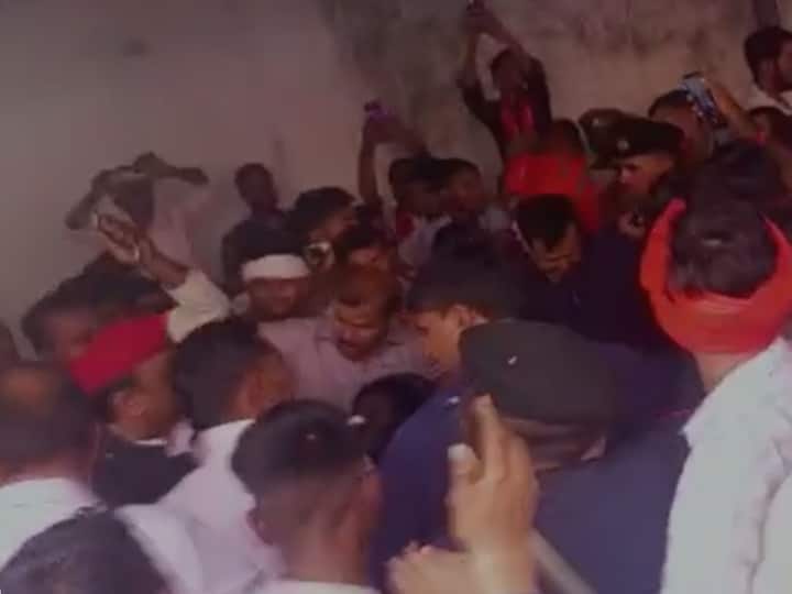 Akhilesh Yadav Security Breached in Auraiya during UP Nagar Nikay Chunav campaign Akhilesh Yadav News: अखिलेश यादव की सुरक्षा में चूक, सेल्फी लेने की मची होड़, कार्यकर्ताओं ने की धक्का-मुक्की
