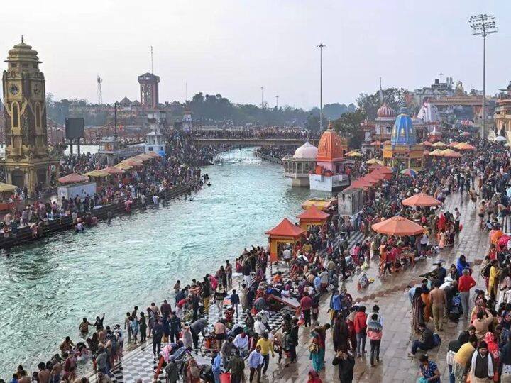 इस ट्रेन का अगला स्टेशन प्रयागराज होगा, वही प्रयागराज जिसे संगम स्थल भी कहा जाता है. यहां पर लोग गंगा और यमुना नदी के संगम को देख पायेंगे और प्रयागराज के घाटों का लुत्फ उठा पायेंगे.