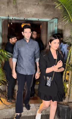 In Pics: ग्लैमरस लुक में रूमर्ड बॉयफ्रेंड Raghav Chadha संग डिनर डेट पर निकलीं Parineeti Chopra, सामने आईं तस्वीरें