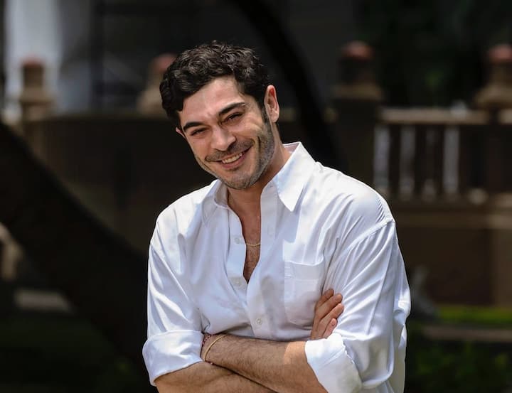 Turkish Actor Burak Deniz: तुर्की एक्टर बुर्क डेनिस ने इस हफ्ते इंडिया आकर अपने फैंस का दिल जीत लिया. बुर्क डेनिस ने अनिल कपूर और आदित्य रॉय कपूर के साथ एक शो अटेंड किया.इसके साथ ही एक्टर की इंडिया विजिट के कई फोटोज वायरल हो रहे हैं जिसमें बुर्क काफी इंजॉय करते नजर आ रहे हैं.