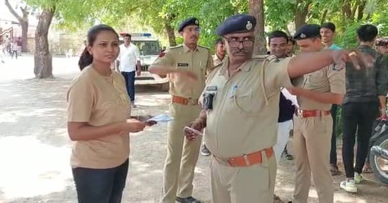 patan police provide help to student who forget her document Talati Exam: ડોક્યુમેન્ટ ભૂલી ગયેલા પરીક્ષાર્થીની વ્હારે આવી પોલીસ, આ રીતે કરી સત્વરે  મદદ