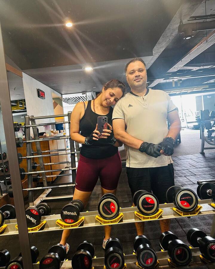 జిమ్ చేశాక భర్తతో కలిసి ఫోటోలకు పోజులిచ్చింది.Photo Credit: Anasuya Bharadwaj/Instagram