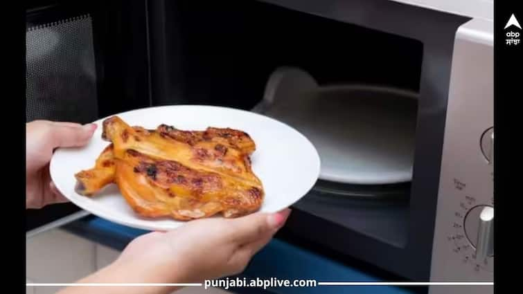 Health News you-should-never-reheat-these-4-foods-in-microwave Health News: ਮਾਈਕ੍ਰੋਵੇਵ 'ਚ ਭੁੱਲ ਕੇ ਵੀ ਨਾ ਗਰਮ ਕਰੋ ਇਹ 5 ਖਾਣ-ਪੀਣ ਵਾਲੀਆਂ ਚੀਜ਼ਾਂ, ਨਹੀਂ ਤਾਂ ਸਰੀਰ ਨੂੰ ਲੱਗ ਜਾਣਗੇ ਕਈ ਰੋਗ