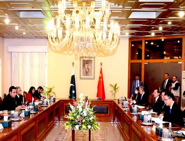 China Pakistan Relations After EAM S Jaishankar reprimanded vacate PoK China Minister rushes to Pak defence Kashmir issue China Pakistan Kashmir: 'PoK खाली करो', जयशंकर की फटकार के बाद पाकिस्तान के बचाव में उतरा चीन, अब उठा दिया ये मुद्दा