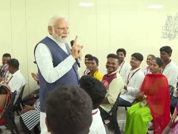 Karnataka Elections: सूडान से निकाले गए हक्की पिक्की जनजाति के सदस्यों से मिले पीएम मोदी, बोले- हमें अपने लोगों की थी चिंता PM modi meets Hakki Pikki tribe members who were evacuated from Sudan Karnataka Elections: सूडान से निकाले गए हक्की पिक्की जनजाति के सदस्यों से मिले पीएम मोदी, बोले- हमें अपने लोगों की थी चिंता