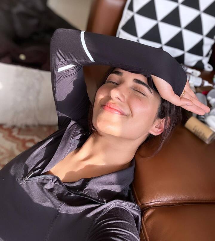 'చిలసౌ' సినిమాతో తెలుగు తెరకు పరిచయం అయిన హీరోయిన్ రుహానీ శర్మ. ఆ తర్వాత 'హిట్', 'నూటొక్క జిల్లాల అందగాడు' సినిమాల్లో నటించింది.