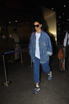 Deepika Padukone Pics: एयरपोर्ट पर डेनिम लुक में स्पॉट हुईं दीपिका पादुकोण, तस्वीरों में देखें 'फाइटर' एक्ट्रेस की रियल ब्यूटी
