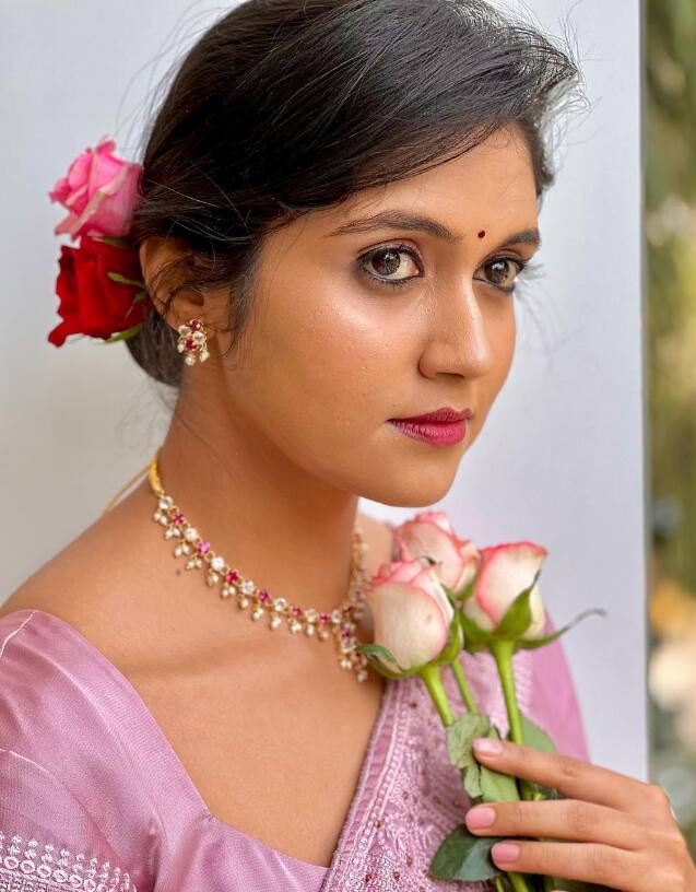 तर सैराट सारख्या चित्रपटांतून प्रकाशझोतात आलेली अभिनेत्री म्हणजे रिंकू राजगुरु. रिंकू देखील तिच्या कामातून प्रेक्षकांच्या पसंतीस उतरली आहे.