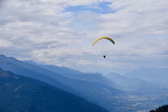 एशिया का सबसे ऊंचा पैराग्लाइडिंग स्पॉट बीर बिलिंग (Bir Billing Paragliding) है. हिमाचल प्रदेश के कांगड़ा में बसा यह बेहद ही खूबसूरत गांव है. समुद्र तल से इसकी ऊंचाई 2,400 मीटर है. यहां चारों तरफ बर्फ से ढके पहाड़ और हरे-भरे जंगल हैं. पैराग्लाइंडिंग का शौक रखने वालों के लिए यह सबसे खास और फेसम जगह है.