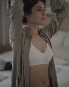 Kritika Kamraએ કેમેરાની આગળ ખોલ્યા પોતાના શર્ટના બટન, એક્ટ્રેસની અદાઓ પર ફેન્સ ફિદા