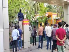 காஞ்சிபுரம் தேர்வு மைய கதவை உடைத்த தேர்வாளர்கள்..! டி.எஸ்.பி. தலைமையில் குவிந்த போலீஸ்..! என்ன நடந்தது ?