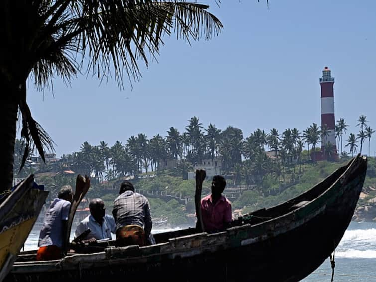 Kerala Boat Tragedy Several Dead House Boat sinks Tanur Boat Accident Rescue Operation Underway Kerala: 18 Dead After Boat Carrying Several People Capsizes In Malappuram, PM Modi Announces Rs 2L Ex-Gratia