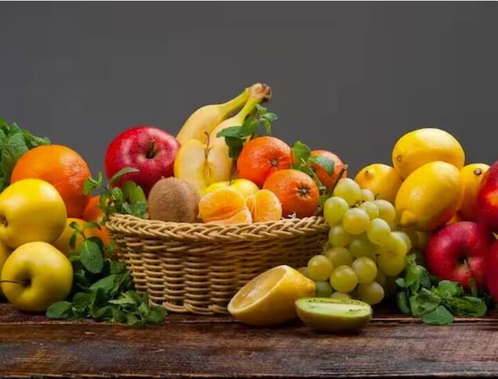 ਤੁਹਾਨੂੰ ਫਲਾਂ ਤੋਂ ਪੂਰਾ ਪੋਸ਼ਣ ਤਦ ਹੀ ਮਿਲੇਗਾ ਜਦੋਂ ਤੁਸੀਂ ਇਨ੍ਹਾਂ ਦਾ ਸਹੀ ਸਮੇਂ 'ਤੇ ਸੇਵਨ ਕਰੋਗੇ। ਗਲਤ ਸਮੇਂ 'ਤੇ ਫਲਾਂ ਦਾ ਸੇਵਨ ਤੁਹਾਡੀ ਸਿਹਤ ਨੂੰ ਵਿਗਾੜ ਸਕਦਾ ਹੈ ਅਤੇ ਕਈ ਸਰੀਰਕ ਸਮੱਸਿਆਵਾਂ ਚਿੰਤਾ ਦਾ ਕਾਰਨ ਬਣ ਸਕਦੀਆਂ ਹਨ।