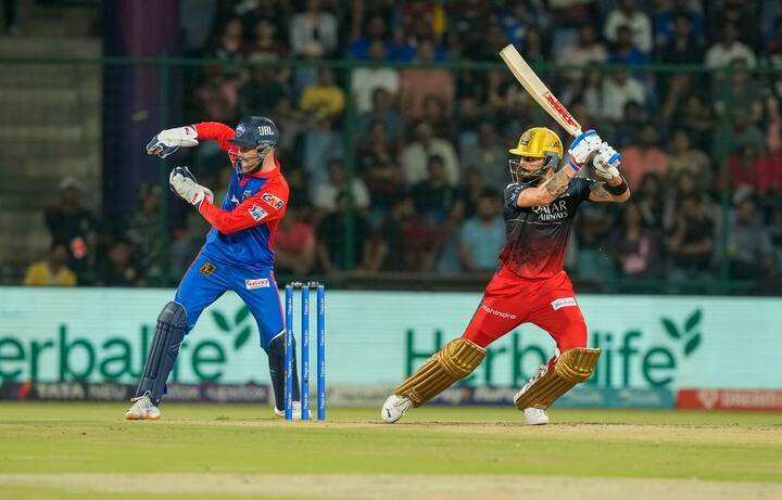 विराट कोहलीसोबत सलामीला आलेला डु प्लेसिस याने वेगाने धावा काढल्या. दहा षटकात आऱसीबीने ८० धावांचा पल्ला पार केला होता. यामध्ये फाफ याचे योगदान ६० टक्के होते.