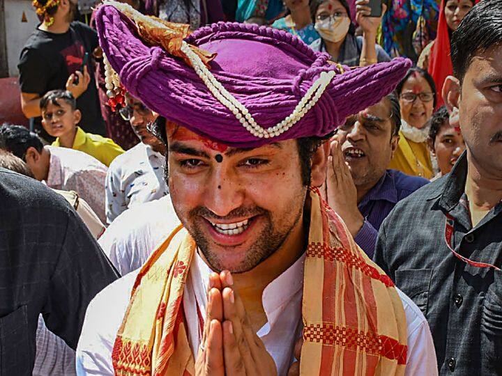 Bageshwar Dham: हनुमंत कथा के लिए मुंबई पहुंचे धीरेंद्र शास्त्री, बजरंग दल पर बैन लगाने वाले कांग्रेस के वादे पर कही ये बात Dhirendra Krishna Shastri reached Mumbai for Hanumant Katha BJP Leader Kavinder Gupta ann Bageshwar Dham: हनुमंत कथा के लिए मुंबई पहुंचे धीरेंद्र शास्त्री, बजरंग दल पर बैन लगाने वाले कांग्रेस के वादे पर कही ये बात