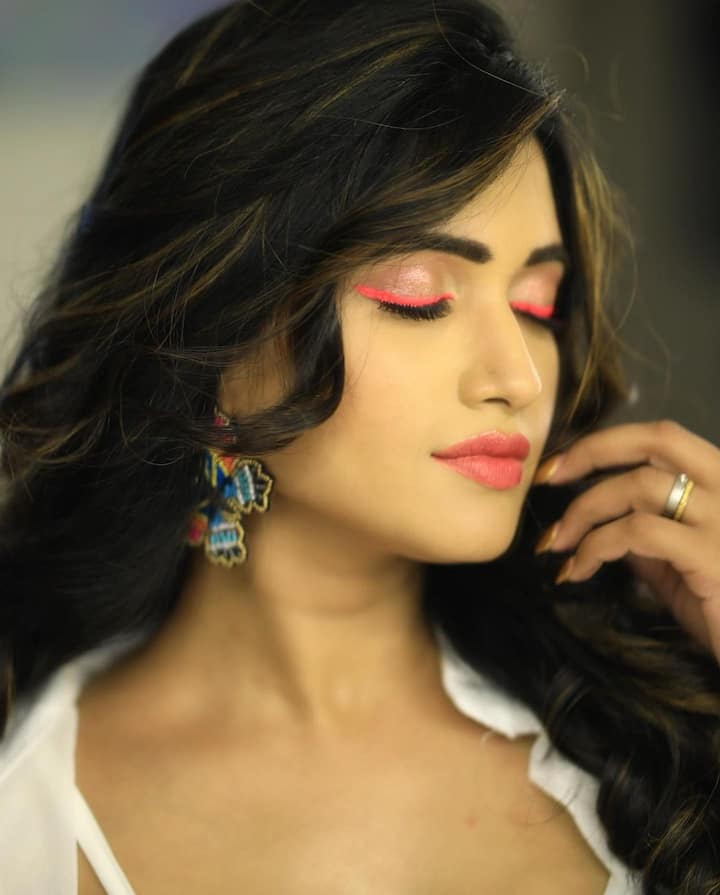 బ్లాక్ అండ్ వైట్ డ్రెస్సు వేసుకుంటే.. మేకప్ కూడా దానికి తగ్గట్టే ఉండాలి. కానీ స్రవంతి చొక్కారపు మాత్రం వెరైటీా పింకు రంగు ఐ షేడ్ వేసుకుని కొత్తగా కనిపించింది. ఆమె ఆ టీవీ షోలో పాల్గొంది. ఆ డ్రెస్సు, డ్యాన్సులు చూసి నెటిజన్లు వావ్ అంటున్నారు. బిగ్ బాస్ ద్వారా వెలుగులోకి వచ్చిన అందం స్రవంతి చొక్కారపు.