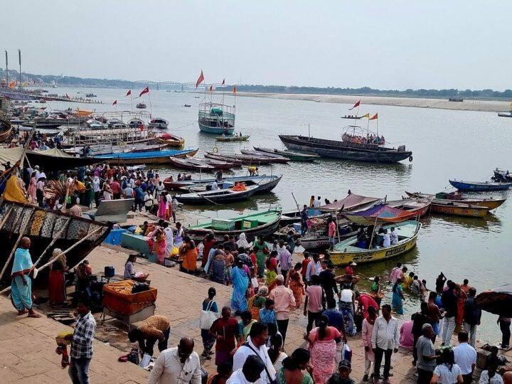 इसके बाद अगला स्टेशन वाराणसी होगा, जहां श्रद्धालु काशी विश्वनाथ मंदिर के दर्शन करने जा सकते हैं. साथ ही वाराणसी के घाट पर शाम में होने वाली विश्व प्रसिद्ध आरती के भी साक्षी बन सकते हैं.
