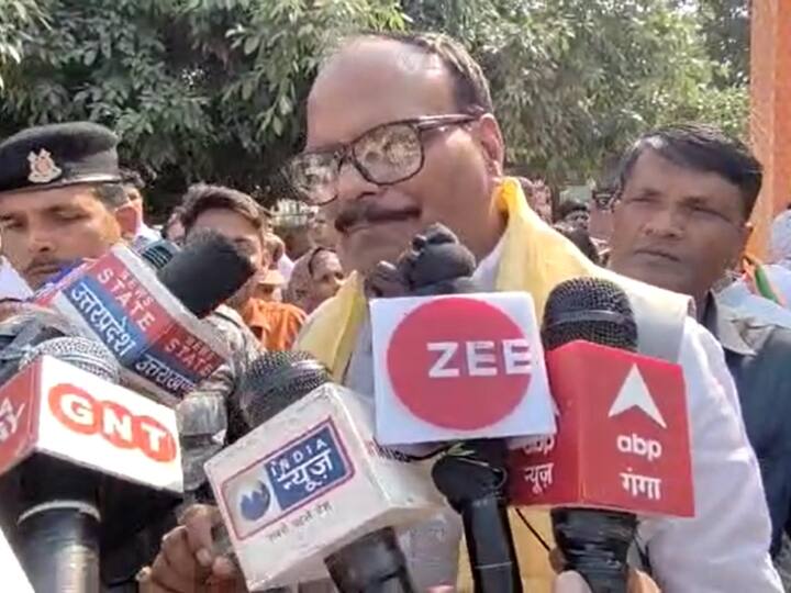 UP Nikay Chunav: ब्रजेश पाठक का समाजवादी पार्टी पर निशाना, कहा- 'एयर कंडीशन में बैठ कर राजनीति करते हैं सपा नेता...' UP Nikay Chunav 2023 Brajesh Pathak target Akhilesh Yadav and Samajwadi Party in Auraiya ANN UP Nikay Chunav: ब्रजेश पाठक का समाजवादी पार्टी पर निशाना, कहा- 'एयर कंडीशन में बैठ कर राजनीति करते हैं सपा नेता...'