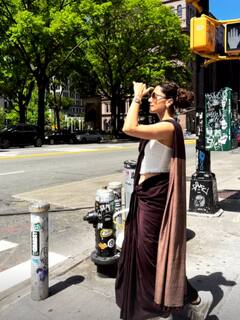 Taapsee Pannu in New York: ब्वॉयफ्रेंड के साथ न्यूयॉर्क में वेकेशन इंंजॉय करती नजर आईं तापसी, साड़ी के साथ स्नीकर्स में लगीं कूल