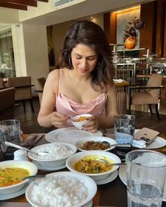 Shraddha das: శ్రద్దాదాస్ శ్రీలంకలో ఏం తింటుందో చూడండి