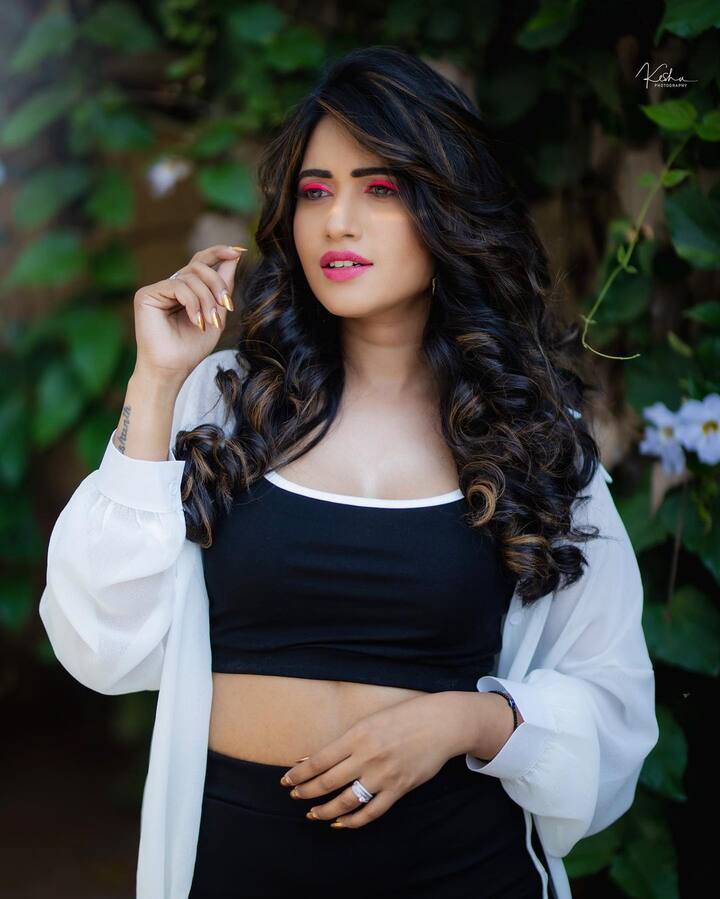 స్రవంతి చొక్కారపు అందమైన ఫోటోలు