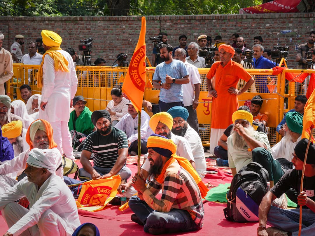 WFI Chief 'Should Be Arrested': Farmer Leader Rakesh Tikait Joins Protesting Wrestlers At Jantar Mantar 'Wrestlers Have Our Full Support': Farmer Leader Rakesh Tikait Joins Protesting Wrestlers At Jantar Mantar WFI Chief 'Should Be Arrested': Farmer Leader Rakesh Tikait Joins Protesting Wrestlers At Jantar Mantar