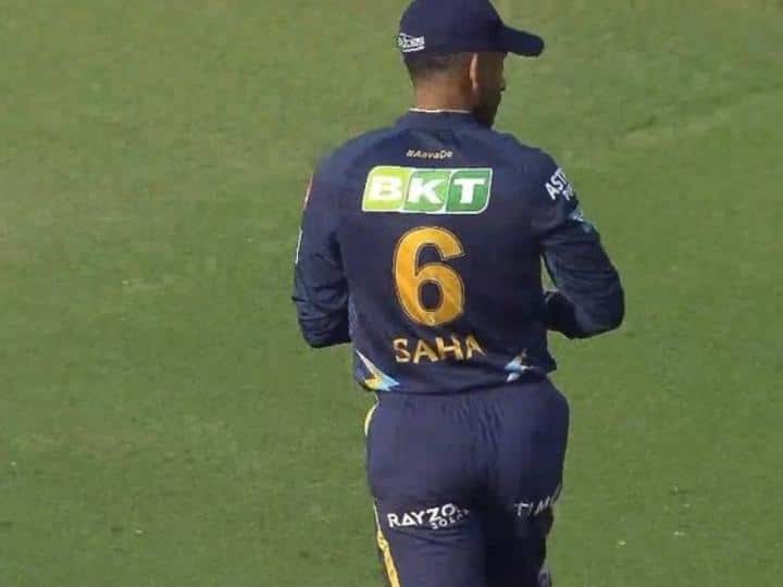 IPL 2023 GT vs LSG Match 51 Wriddhiman Saha wore inverted pants Video Goes Viral IPL 2023: लखनऊ के खिलाफ मुकाबले में रिद्धिमान साहा फील्डिंग के समय पहन आए उलटी पैंट, वीडियो वायरल
