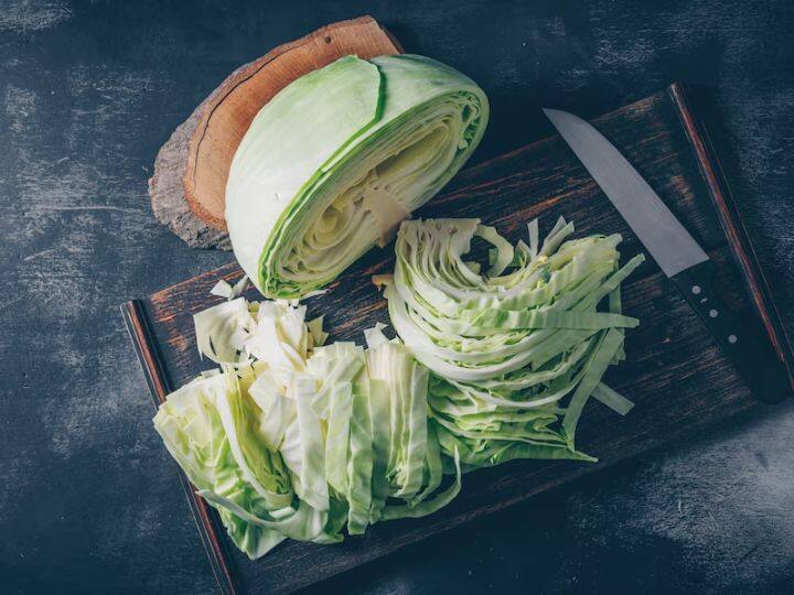 बालों की मजबूती के लिए भी इस जूस का सेवन किया जा सकता है. पत्तागोभी का जूस पीने से स्कैल्प और बालों को मजबूती मिलती है और इनमें चमक आती है. इस जूस का सेवन रोजाना करने से बालों की समस्याएं दूर हो सकती हैं.