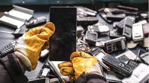 Gold in smartphone know how can you remove gold from old phone and how much gold in phone know facts Gold in Smartphone: ਹਰ ਫੋਨ 'ਚ ਹੁੰਦੈ ਇੰਨਾ ਸੋਨਾ! ਜਾਣੋ ਪੁਰਾਣੇ ਫ਼ੋਨ ਤੋਂ ਇਸ ਨੂੰ ਕਿਵੇਂ ਕੱਢਿਆ ਜਾ ਸਕਦੈ?