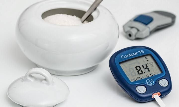 ग्वार फलियों में ग्लाइकोन्यूट्रिएंट्स होते हैं जो शरीर में ब्लड शुगर लेवल को नियंत्रित करने में मदद करते हैं. ग्वार फली में ग्लाइसेमिक इंडेक्स कम होता है इसलिए इसका सेवन करने से ब्लड शुगर लेवल में तेजी से उतार-चढ़ाव नहीं होता.