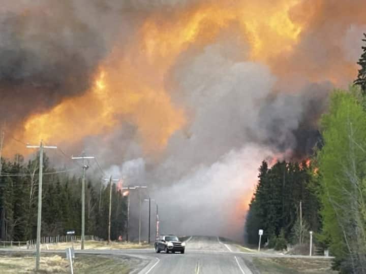 Canada Wildfire Alberta declared emergency after thousands of people evacuate their homes due to wildfires Canada Wildfire: कनाडा के अल्बर्टा में जंगलों में लगी भीषण आग के बाद इमरजेंसी की घोषणा, हजारों लोगों ने घर किए खाली