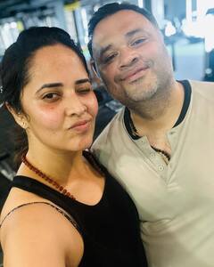 Anasuya Bharadwaj: పొట్టి నిక్కర్ లో అనసూయ పోజులు- భర్తతో కలిసి జిమ్ లో వర్కౌట్స్