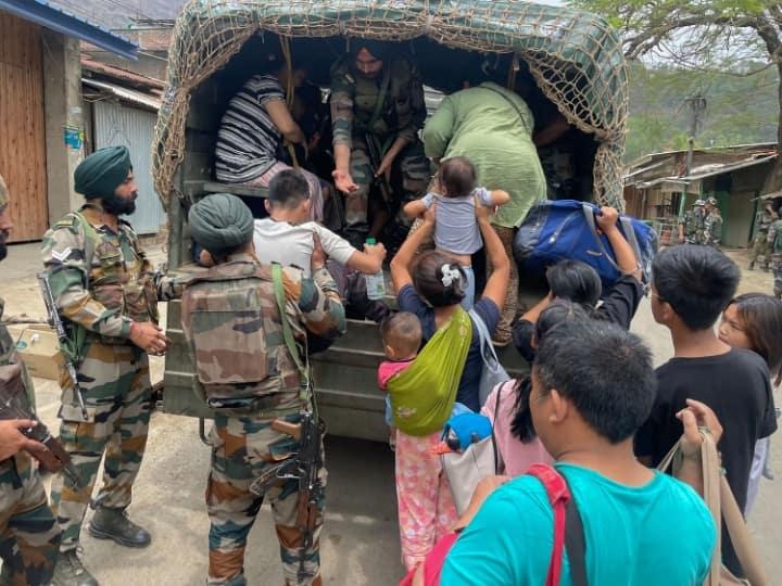 Manipur Violence Indian Army and Assam Rifles Rescues 23 thousand people and curfew relaxed Manipur Violence: हिंसा प्रभावित मणिपुर में सेना-असम राइफल्स ने 23 हजार लोगों को किया रेस्क्यू, कर्फ्यू में भी ढील