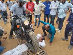 Thane News: 'आर्यन स्टमक मॅन' पंडित धायगुडे यांचा विश्वविक्रम ,  270 किलो वजनाची बाईक 150 वेळा गेली पोटावरून