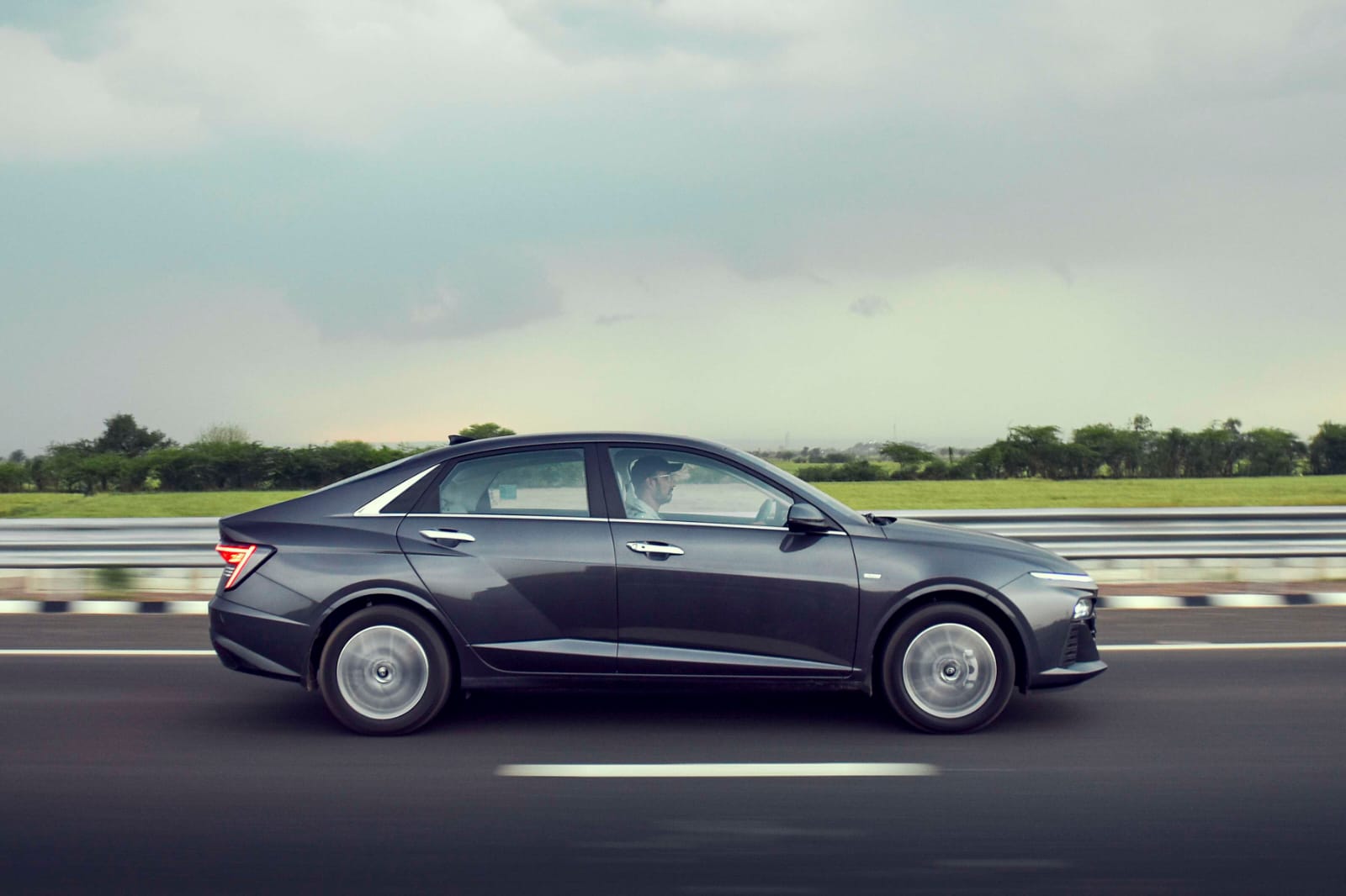 Hyundai Verna Review: देखिए 2023 हुंडई वरना 1.5 IVT का माइलेज रिव्यू, कंफर्ट और फीचर्स में भी हुआ है सुधार 