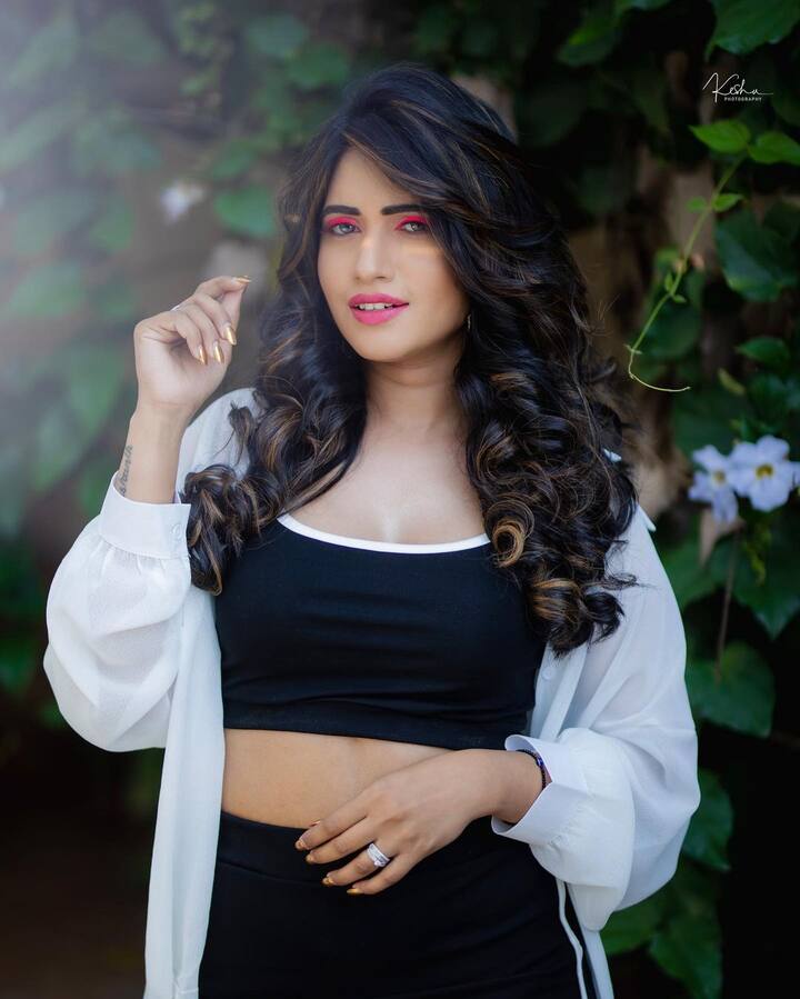 స్రవంతి చొక్కారపు అందమైన ఫోటోలు