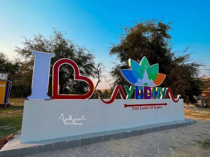 भारत गौरव टूरिस्ट ट्रेन अपने सफर की शुरुआत 27 मई को असम के शहर डिब्रूगढ़ से करेगी, जो कि आगे चलकर 29 मई को अपने पहले डेस्टिनेशन अयोध्या पहुंचेगी. जहां पर यात्री राम जन्म भूमि और हनुमानघड़ी के दर्शन कर सकते हैं. साथ ही हर शाम होने वाली सरयू नदी की आरती का भी आनंद ले सकते हैं.