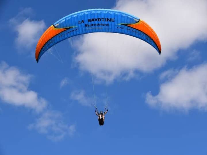 Paragliding Spot : अगर आप पैराग्लाइडिंग का शौक रखते हैं तो आपको एशिया के सबसे ऊंचे और दुनिया के दूसरे सबसे ऊंचाई वाले पैराग्लाइडिंग स्पॉट पर एक बार जरूर जाना चाहिए. यहां का रोमांच सचमुच अलग होता है.