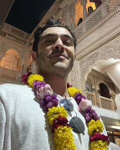 शाहरुख का सिग्नेचर स्टेप करने से लेकर मंदिर दर्शन तक, तुर्की के पॉपुलर एक्टर की इंडिया ट्रिप की वायरल पिक्स