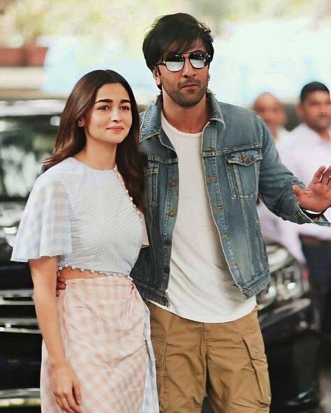 ਆਲੀਆ ਭੱਟ ਨੇ ਹਾਲ ਹੀ 'ਚ ਮੇਟ ਗਾਲਾ 'ਚ ਹਾਲੀਵੁੱਡ 'ਚ ਡੈਬਿਊ ਕੀਤਾ ਹੈ। ਉਸਨੇ ਕਾਸਟਿਊਮ ਡਿਜ਼ਾਈਨਰ ਪ੍ਰਬਲ ਗੁਰੂੰਗ ਦੁਆਰਾ ਮਿਲੀਅਨ ਪਰਲ ਆਊਟਫਿਟ ਪਹਿਨ ਕੇ ਰੈੱਡ ਕਾਰਪੇਟ 'ਤੇ ਚੱਲਿਆ। ਆਲੀਆ ਇਸ ਸਾਲ ਹਾਲੀਵੁੱਡ 'ਚ ਡੈਬਿਊ ਕਰੇਗੀ। ਆਲੀਆ ਦੀ ਪਹਿਲੀ ਹਾਲੀਵੁੱਡ ਫਿਲਮ 'ਹਾਰਟ ਆਫ ਸਟੋਨ' ਸਾਲ ਦੇ ਅੰਤ ਤੱਕ ਰਿਲੀਜ਼ ਹੋਵੇਗੀ।