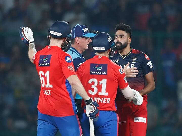 Mohammed Siraj hugged Phil Salt after Verbal Fight in RCB vs DC Video Photo Social Media Reaction Watch: तीन गेंदों पर लगातार छक्के-चौके खाने के बाद फिल साल्ट पर भड़क उठे थे सिराज, मैच के बाद गले भी लगाया