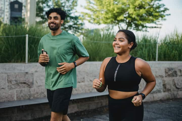 Walking Tips: যাঁরা প্রথম প্রথম শরীরচর্চা শুরু করেছেন বা মর্নিং ওয়াকে যাওয়া শুরু করেছেন, তাঁরা প্রথমেই একসঙ্গে অনেকটা হাঁটতে যাবেন না। ধীরে ধীরে হাঁটার সময় বাড়াতে হবে।