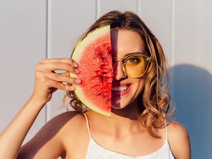 watermelon face packs for different skin problems तरबूज खाएं ही नहीं, चेहरे पर लगाएं भी... ऐसे करेंगे यूज तो कुछ ही दिन में स्किन करने लगेगी ग्लो